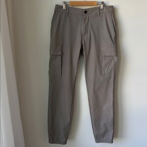Vuori Mens Meta Cargo Pants in Walnut Moisture Wicking Quick Dry Stretch Size 30